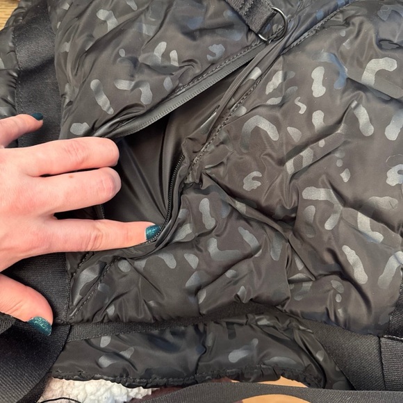 Go Dash Dot Black Quilted Camo Duffel Gym Bag Travel Tote w/ Removable Pouch - Picture 8 of 11